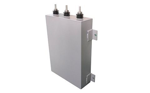 電容器的容量大小與什么有關？為什么？