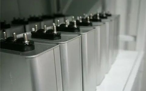 哪些因素影響電力電容器的容量？